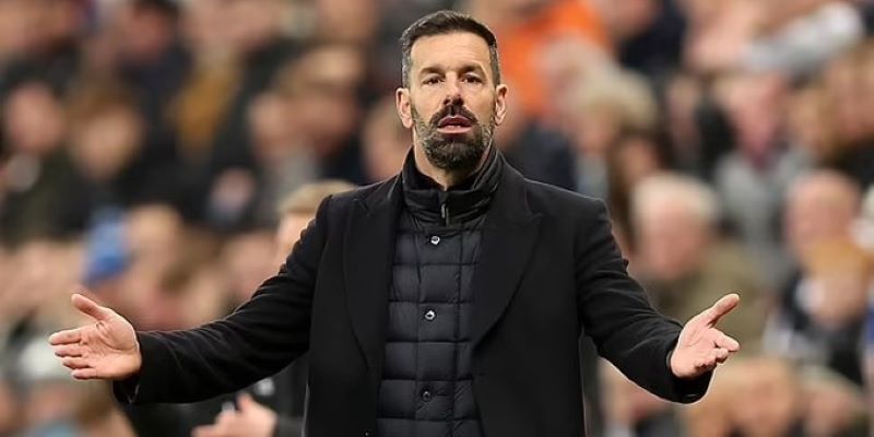 HLV Van Nistelrooy chính thức chia tay Leicester